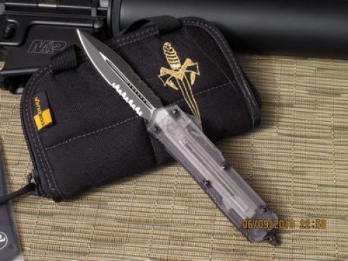 Microtech Scarab - Clear Top - D/E - Serrated - Front